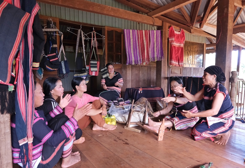Các thành viên của mô hình du lịch cộng đồng Ia Mơ Nông (huyện Chư Pah, tỉnh Gia Lai) trong 1 buổi chia sẻ cách thức phục vụ du khách. Ảnh: Hoàng Ngọc