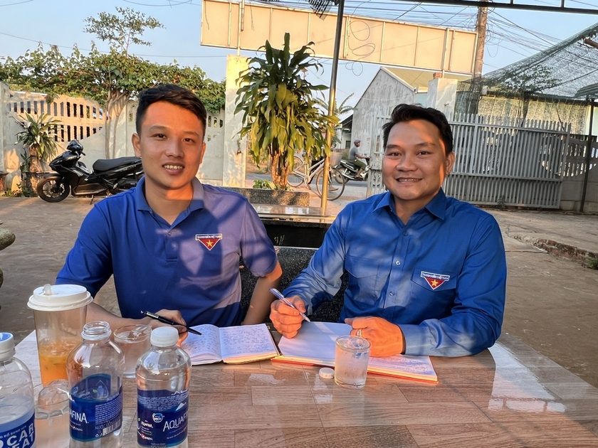 Anh Phạm Ngọc Chung (bìa phải)-Phó Trưởng thôn Út 1 kiêm Phó Bí thư chi đoàn thôn. Ảnh: Đinh Yến