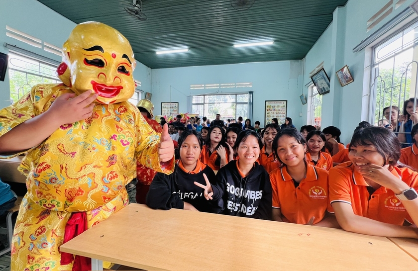 Các em mồ côi ở Trung tâm Bảo trợ tổng hợp xã hội tỉnh vui với ông địa. Ảnh: Đinh Yến