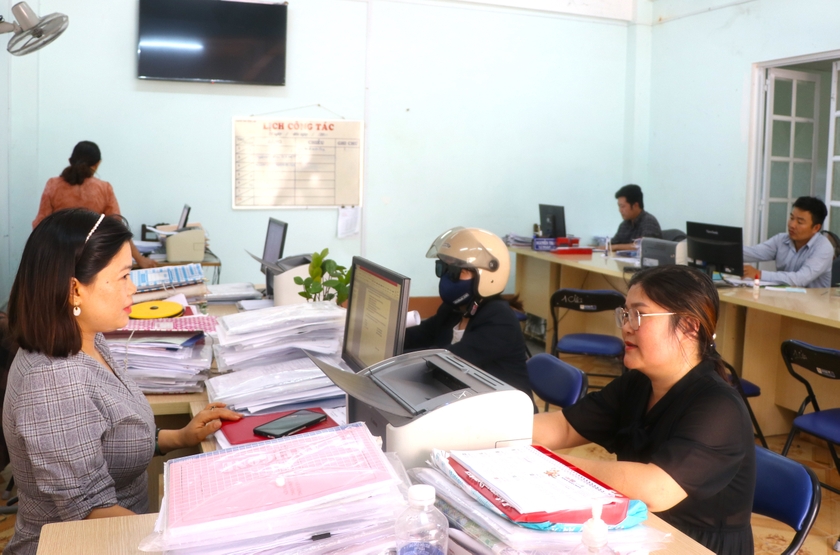 Hầu hết cán bộ, công chức, viên chức xã Phú An được cấp tài khoản thư điện tử công vụ để gửi, nhận văn bản, tài liệu phục vụ công việc chuyên môn. Ảnh: Ngọc Minh