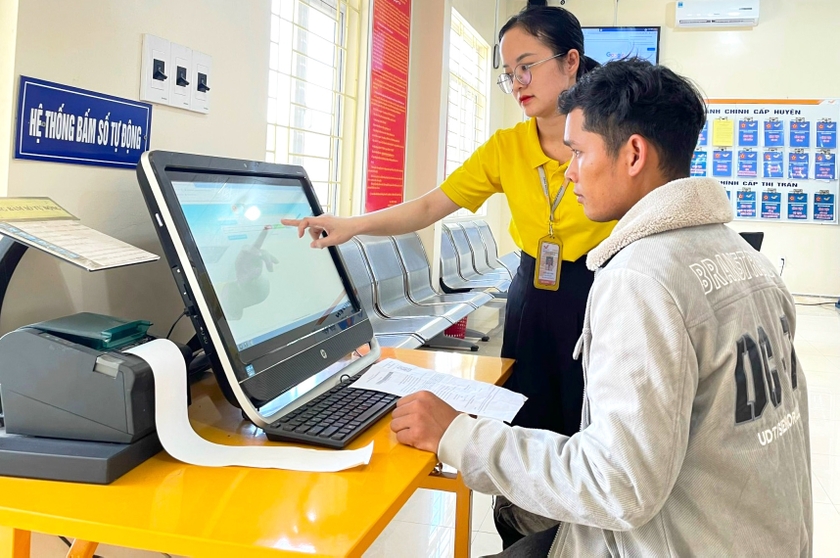 Huyện Đak Pơ bố trí máy bấm số tự động tại Bộ phận tiếp nhận và trả kết quả giải quyết TTHC để tạo thuận lợi cho người dân đến giao dịch. Ảnh: N.M