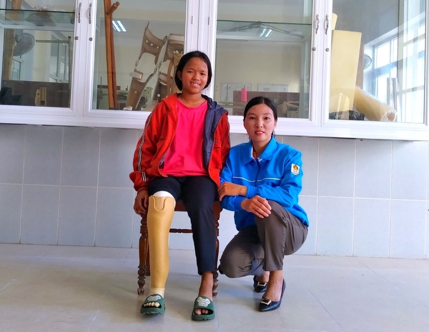 Cô giáo Phạm Thị Liễu đồng hành cùng em Kpă Mên (lớp 8/3) suốt quá trình lắp lại chân giả mới tại TP. Quy Nhơn (tỉnh Bình Định). Ảnh: NVCC