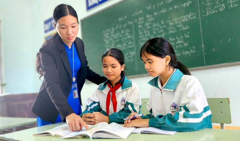 Cô giáo Phạm Thị Liễu hướng dẫn thêm cho học sinh về kiến thức môn Địa lý sau giờ lên lớp. Ảnh: Mộc Trà