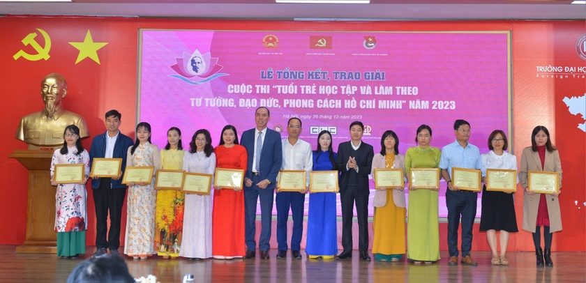 Cô Phạm Thị Liễu (thứ 9 từ trái sang) nhận giải tư cuộc thi &quot;Tuổi trẻ học tập và làm theo tư tưởng, đạo đức, phong cách Hồ Chí Minh&quot; năm 2023 tại Hà Nội. Ảnh: NVCC