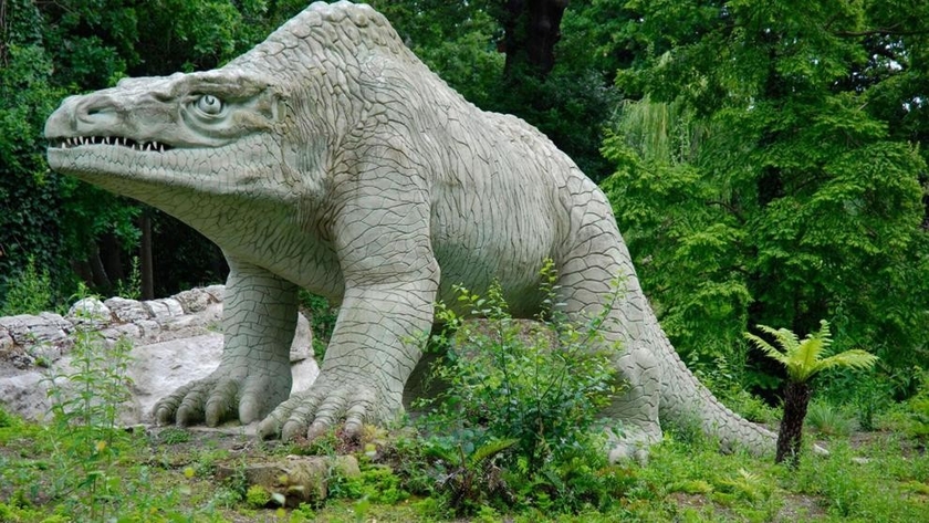 Mô hình khủng long Megalosaurus ở Công viên Crystal Palace ở London được dựng năm 1854. Các nhà cổ sinh vật học thời đó tin rằng sinh vật thời tiền sử này đi bằng bốn chân. Nguồn: Alamy Stock Photo