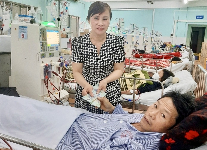 Điều dưỡng Nguyễn Thị Thanh Phương-Khoa Ngoại tổng hợp (Bệnh viện Đa khoa tỉnh Gia Lai) trao quà đến bệnh nhân. Ảnh: Như Nguyện
