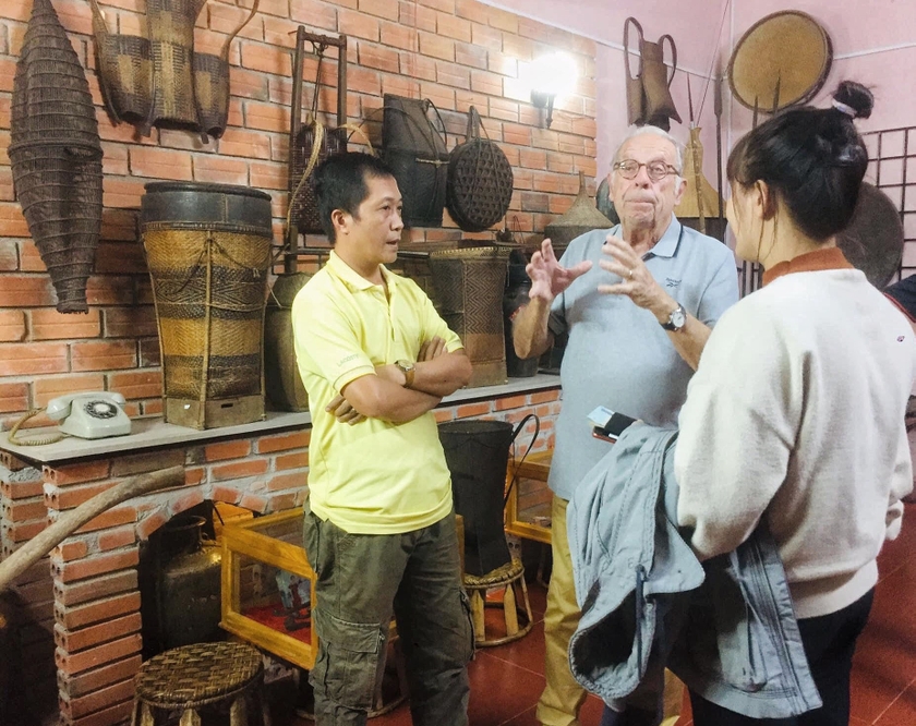 Ông Michel (đứng giữa)-con của một cựu binh Pháp từng tham chiến tại Việt Nam đến xem bộ sưu tập của anh Nguyễn Thế Phiệt. Ảnh: NVCC