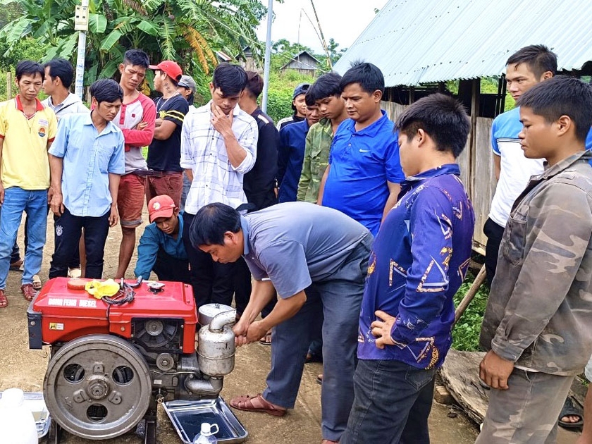 Sau khi được đào tạo nghề, bà con biết áp dụng các kiến thức đã học vào lao động sản xuất, sửa chữa máy móc, từ đó tạo việc làm ổn định. Ảnh: M.P