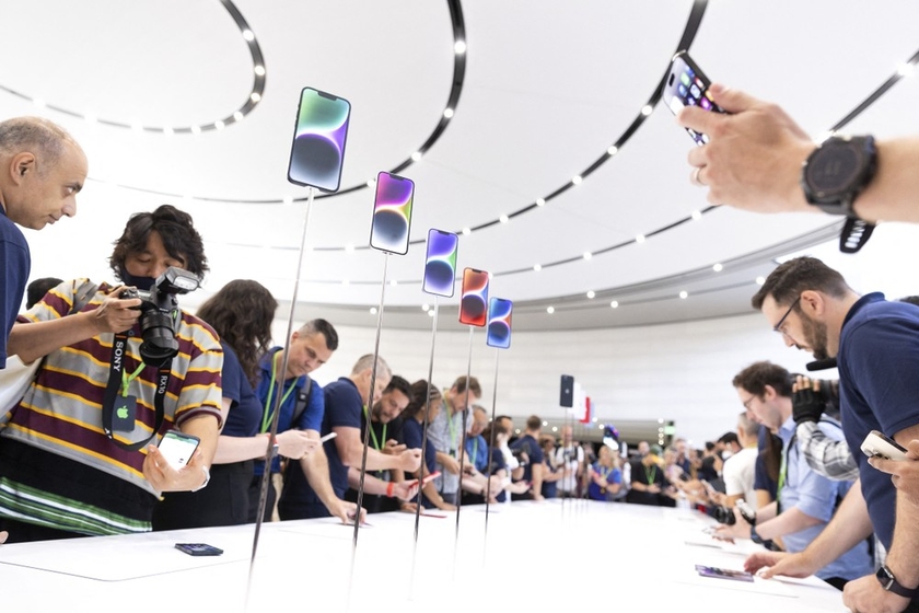 Khách hàng trải nghiệm các sản phẩm của Apple tại cửa hàng ở Cupertino, California, Mỹ. Ảnh: AFP/TTXVN