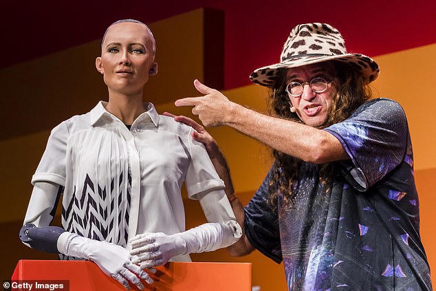 Nhà khoa học Goertzel (phải) và robot Sophia (trái). Ảnh: Getty Images