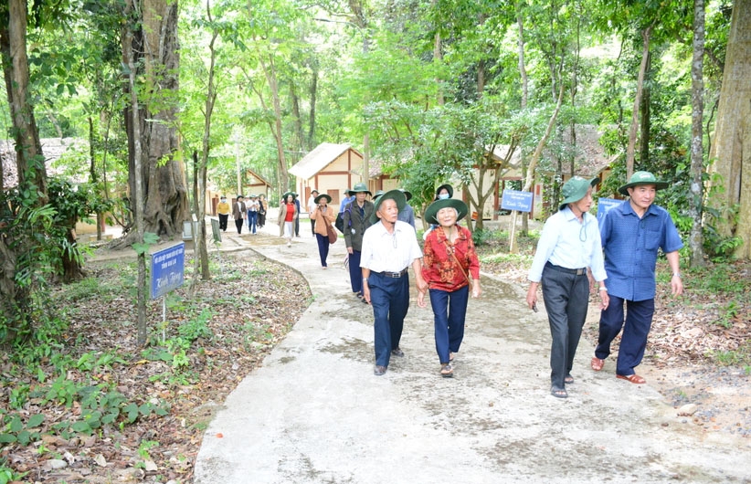 Các cán bộ, nguyên cán bộ Ban Tuyên giáo Tỉnh ủy qua các thời kỳ thăm lại Khu di tích lịch sử cách mạng của tỉnh tại xã Krong, huyện Kbang. Ảnh: Lam Nguyên