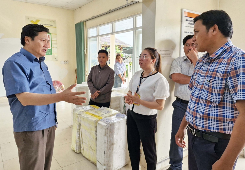 Phó Chủ tịch Thường trực HĐND tỉnh trao đổi công việc với cán bộ bộ phận một cửa xã Chư Gu, huyện Krông Pa. Ảnh: Vĩnh Hoàng