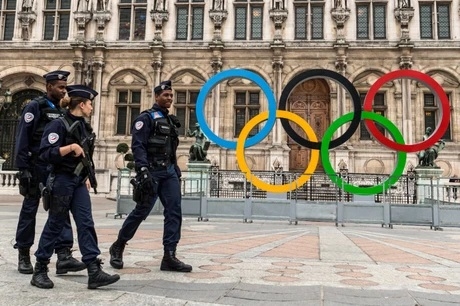 Lực lượng an ninh Pháp kiểm tra nghiêm ngặt trước thềm Olympic Paris 2024. Ảnh: TTXVN