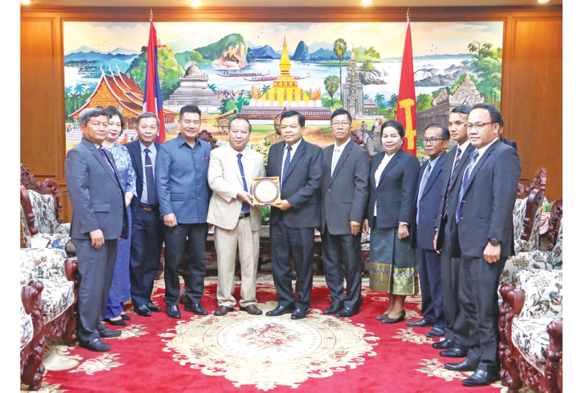 Phó Bí thư Thường trực Tỉnh ủy Gia Lai Châu Ngọc Tuấn (thứ 5 từ trái sang) tặng biểu tượng của tỉnh Gia Lai cho Phó Bí thư Tỉnh ủy tỉnh Champasak. Ảnh: Q.T