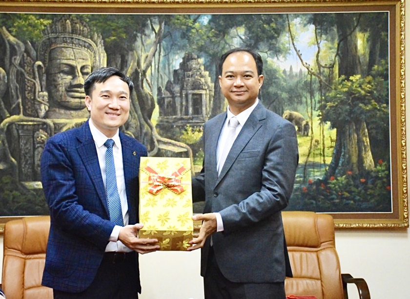 Nhân dịp năm mới, lãnh đạo tỉnh Gia Lai và Preah Vihear tặng nhau những món quà ý nghĩa, thể hiện tình đoàn kết láng giềng, hữu nghị bền chặt giữa 2 địa phương. Ảnh: M.N