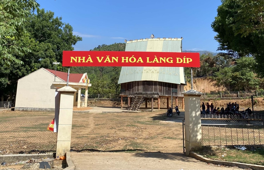 Nhà văn hoá làng Díp. Ảnh: V.T.T