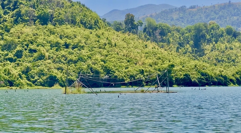 Thưởng ngoạn sông nước Sê San giữa đôi bờ xanh bóng cây rừng là trải nghiệm vô cùng thi vị. Ảnh: V.T.T