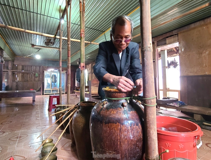 “Trước ngày tổ chức lễ cúng sức khỏe, người dân trong buôn, mỗi người góp một ít gạo cho chủ nhà nấu rượu phục vụ lễ cúng. Điều này thể hiện tinh thần gắn kết, sẵn sàng sẻ chia nỗi niềm trong cuộc sống của cộng đồng người Ê Đê”, ông Y Hai cho biết.