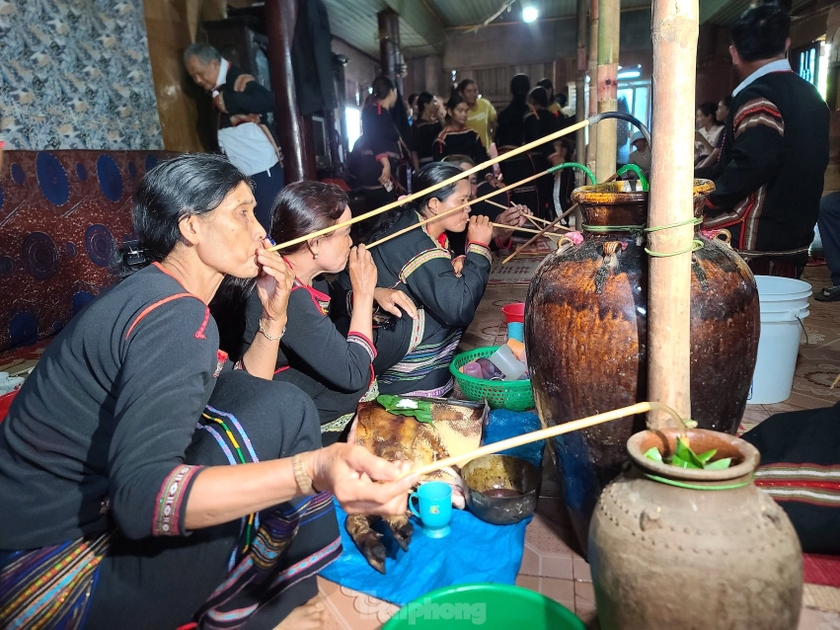 Kết thúc buổi lễ, con cháu, người thân trong gia đình và bạn bè thân hữu lần lượt đến trao vòng đồng và tặng những phần quà ý nghĩa để chúc mừng sức khỏe chủ lễ, cùng nhau thưởng thức rượu cần.