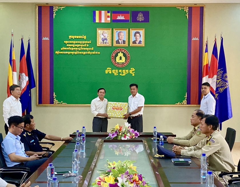 Đoàn công tác của Ban quản lý Khu Kinh tế tỉnh thăm, tặng quà các lực lượng chức năng tại Cửa khẩu Quốc tế Oyadav (tỉnh Rattanakiri, Vương quốc Campuchia) nhân dịp Tết cổ truyền Chol Chnam Thmay. Ảnh: Hà Duy