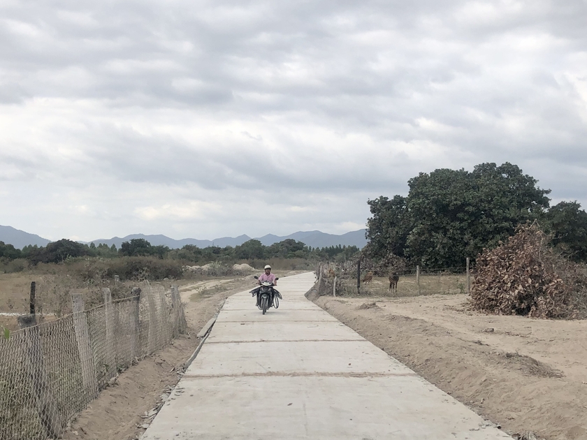 Con đường dài hơn 2 km, mặt đường rộng 3,5 m được hoàn thành đưa vào sử dụng giúp người dân buôn Du và buôn Đoàn Kết đi lại thuận tiện đến khu sản xuất thuận tiện hơn. Ảnh: Lê Nam