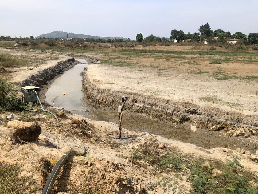 Để có nước tưới người dân đào một rãnh sâu ở lòng hồ 14B (thôn Tây Hồ, xã Bàu Cạn, huyện Chư Prông) tìm nước mạch. Ảnh: Lê Nam