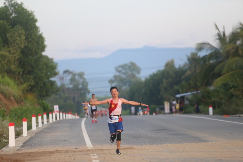 Phó Chủ tịch UBND tỉnh Nguyễn Hữu Quế tham gia giải ở cự ly 21km. Ảnh: Văn Ngọc