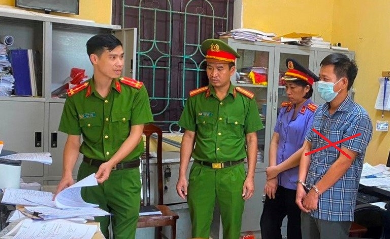 Trương Văn Đạt (ngoài cùng bên phải) bị khởi tố vì tham ô tiền trợ cấp thờ cúng liệt sĩ. Ảnh: Công an Hải Dương