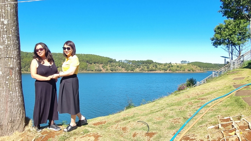 Du khách chụp ảnh lưu niệm tại thắng cảnh Biển Hồ Pleiku.