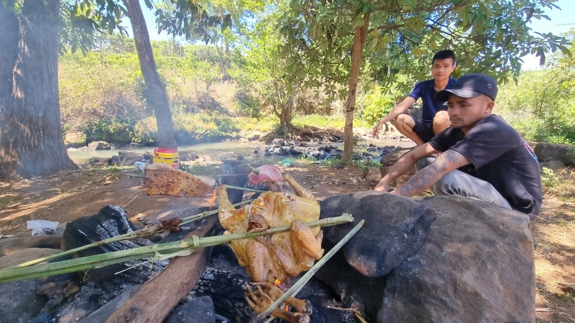 Nhóm bạn của anh Nguyễn Chí Phú (thôn Bình Thanh, xã Ia Drăng, huyện Chư Prông) tổ chức nướng gà, vui chơi bên con thác.
