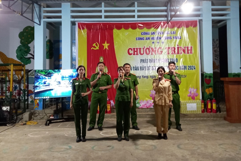 Đội nghiệp vụ Công an huyện Mang Yang biểu diễn tiết mục văn nghệ tại buổi tuyên truyền. Ảnh: K.N