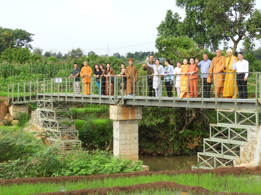Công trình “Cầu nhân ái” đã kết nối giao thông các làng đồng bào dân tộc thiểu số giữa vùng giáp ranh xã Ia Pal với xã Kông HTot huyện Chư Sê. Ảnh Thanh Nhật