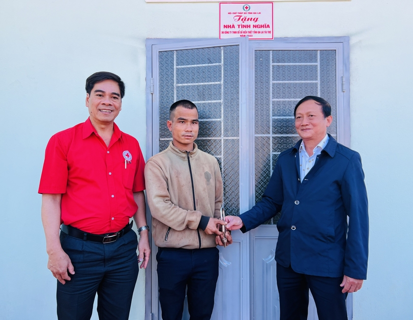 Đại diện Hội Chữ thập đỏ tỉnh và Công ty TNHH Xổ số Kiến thiết tỉnh Gia Lai trao chìa khóa nhà cho anh HNưn (ở giữa). Ảnh: P.L