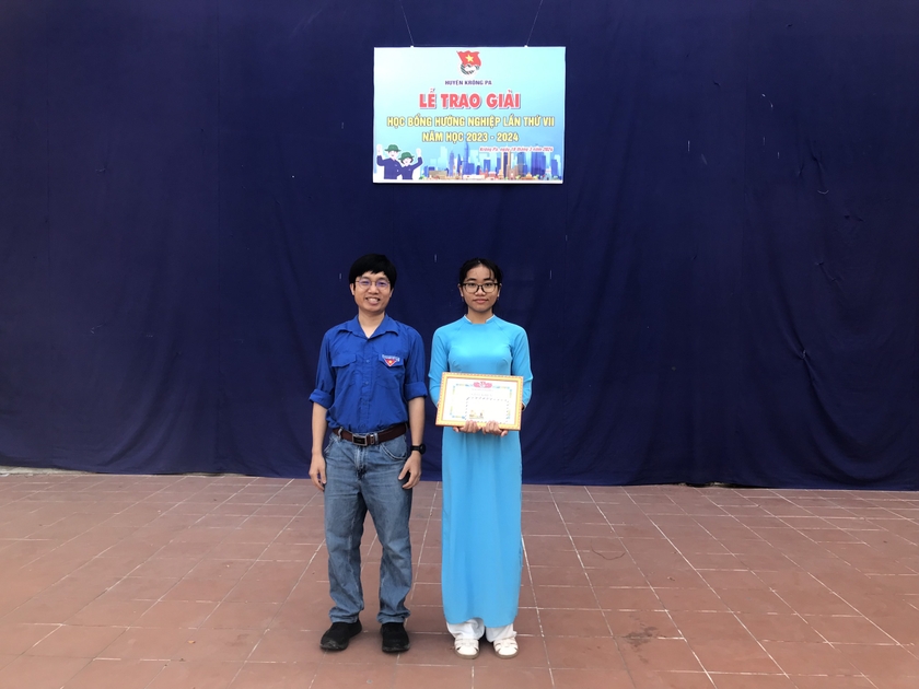 Anh Phan Hữu Thọ (bìa trái) tặng học bổng cho em Trịnh Huỳnh Kim Chi (Trường THPT Chu Văn An, huyện Krông Pa). Ảnh: M.N