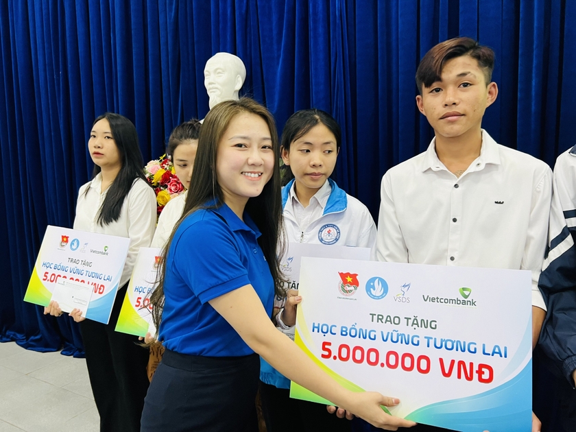 Đại diện Vietcombank chi nhánh Gia Lai trao học bổng Vững tương lai cho các học sinh, sinh viên khó khăn. Ảnh: M.N