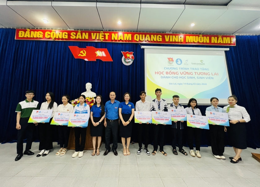 Tỉnh Đoàn phối hợp với Vietcombank chi nhánh Gia Lai tặng học bổng cho học sinh, sinh viên khó khăn. Ảnh: M.N