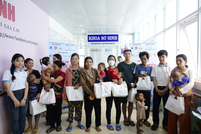 Nhóm từ thiện Fly To Sky tặng quà cho bệnh nhân đang điều trị tại Bệnh viện Nhi tỉnh Gia Lai. Ảnh: M.N