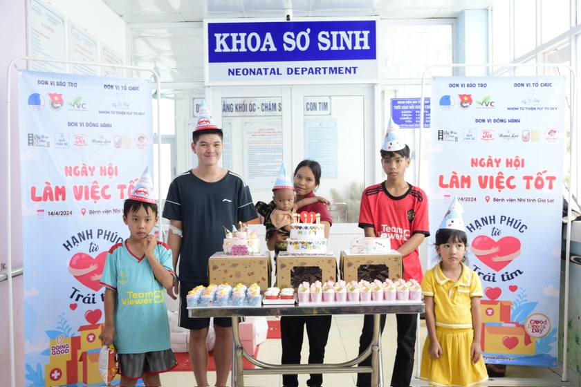 Nhóm từ thiện Fly To Sky tổ chức sinh nhật cho các bệnh nhi đang điều trị tại Bệnh viện Nhi tỉnh Gia Lai. Ảnh: M.N