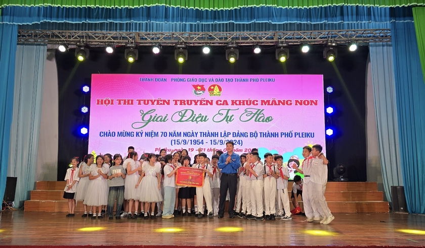 Ban tổ chức trao giải nhất khối Tiểu học cho Trường Tiểu học Trần Quốc Toản. Ảnh: P.L
