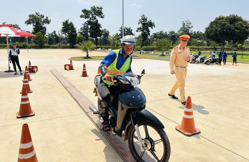 Thanh niên huyện Chư Păh tham gia thử thách chạy xe trên ván hẹp. Ảnh: Hoàng Yến