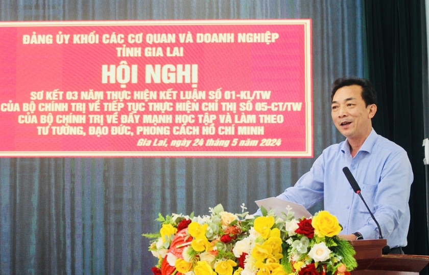Phó Tổng Biên tập Báo Gia Lai Lương Văn Danh chia sẻ kết quả thực hiện Kết luận số 01 của Đảng bộ Báo Gia Lai tại hội nghị sơ kết. Ảnh: M.N