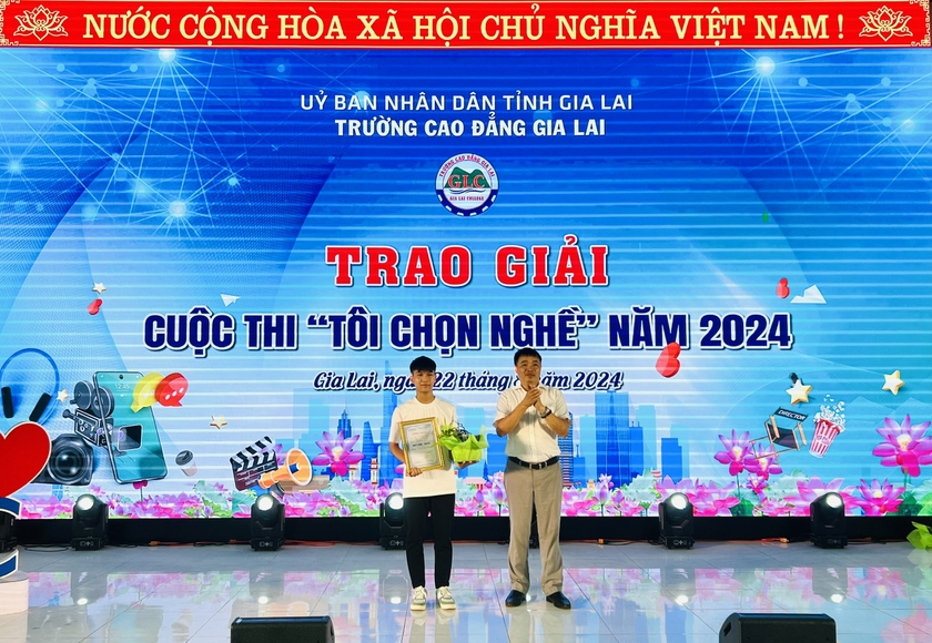 Hiệu trưởng Trường Cao đẳng Gia Lai Phạm Văn Điều (bìa phải) trao giải nhất thể loại video clip của cuộc thi &quot;Tôi chọn nghề&quot; cho sinh viên Phạm Vũ Xuân Hoàng.