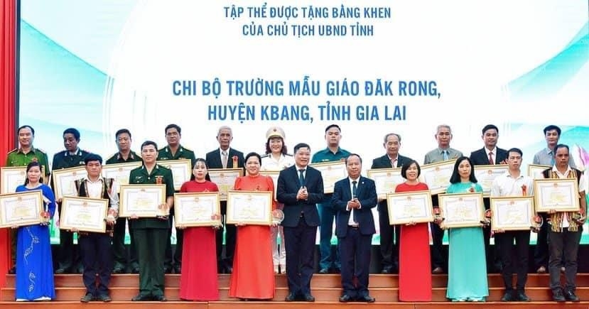 Chủ tịch UBND tỉnh Gia Lai trao tặng bằng khen cho đại diện Hội Phụ nữ xã Tân An (thứ 5 hàng trước, từ trái sang) vì có thành tích xuất sắc trong học tập và làm theo tư tưởng, đạo đức, phong cách Hồ Chí Minh, giai đoạn 2021-2024. Ảnh: T.D