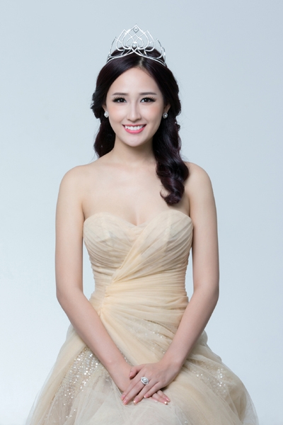 Năm 2006, sau gần chục năm đội vương miện Hoa hậu Việt Nam, Mai Phương Thúy bất ngờ xuất hiện với chiếc vương miện mới đính viên ngọc trai tuyệt đẹp.