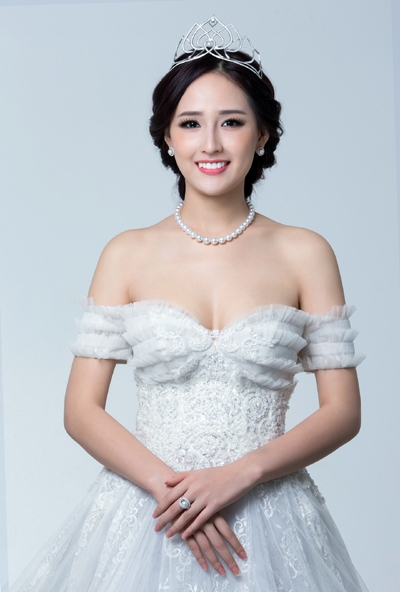 Natürliches Make-up, süßes Lächeln, klare Augen, leicht gelocktes Haar und geschmückt mit einer Perlenkrone haben einen Engel Mai Phuong Thuy geschaffen.