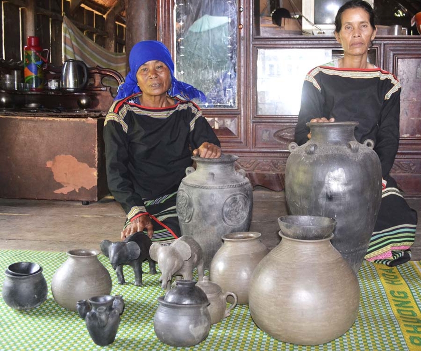  Nghệ nhân Yo Khoanh (phải) bên những sản phẩm bằng gốm. Ảnh: Dạ Yến Thảo