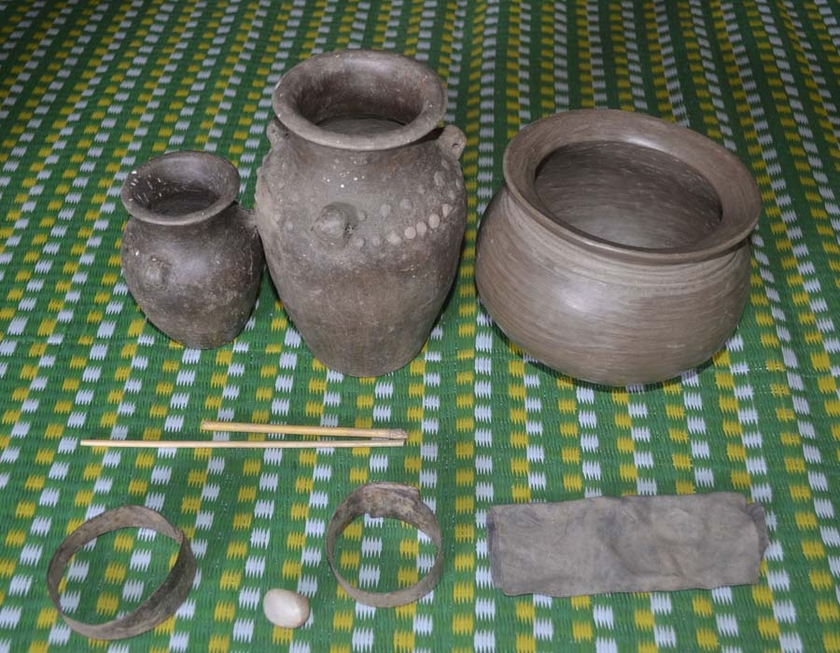 Các vật dụng (tre, đá, vòng đồng) dùng để chế tác sản phẩm gốm. Ảnh: Dạ Yến Thảo