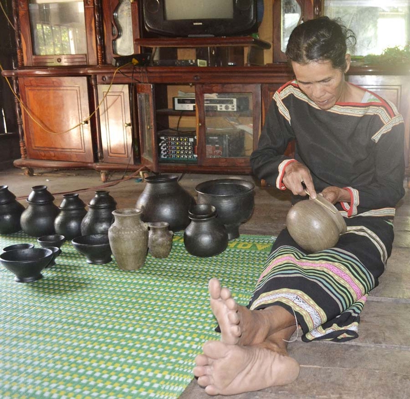 Nghệ nhân H'Lưm Uông đang tạo hoa văn cho nồi gốm. Ảnh: Dạ Yến Thảo 3