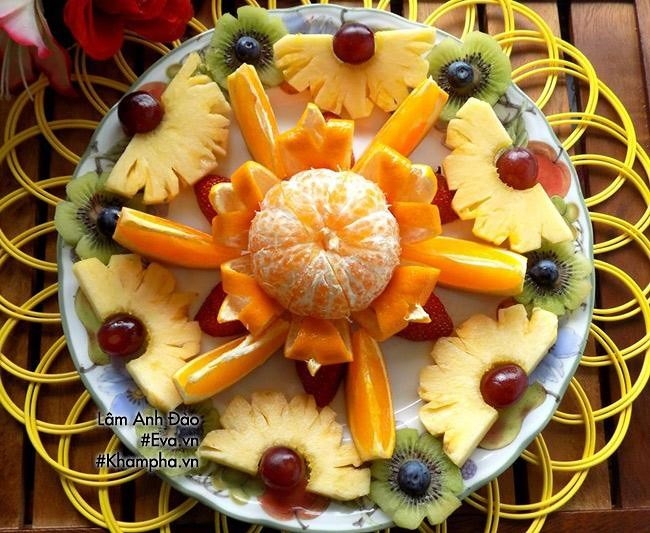 Bày đĩa hoa quả: Bày đĩa hoa quả tươi ngon tại bữa tiệc hay các dịp lễ tết là một phong cách ăn uống sang trọng và đầy tinh tế. Hãy thắp sáng bữa tiệc của bạn bằng một đĩa hoa quả bắt mắt và ấn tượng.
