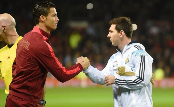 Ronaldo - Messi - World Cup: Nếu Ronaldo và Messi cùng chơi trong World Cup, liệu ai sẽ giành chiến thắng? Với các fan hâm mộ bóng đá, trận đấu đó sẽ là điều không thể bỏ lỡ. Bấm vào hình ảnh để thấy trận đấu kinh điển giữa hai siêu sao này.